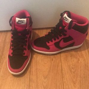 NWOT Pink & black Nike Wedges